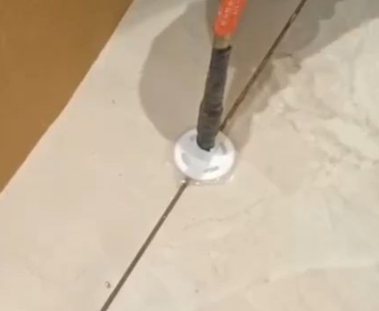 龙港瓷砖空鼓维修公司专业解答瓷砖在铺贴过程中，如果没有涂抹均匀到位的粘结材料（如水泥砂浆或瓷砖胶），可能会导致以下问题