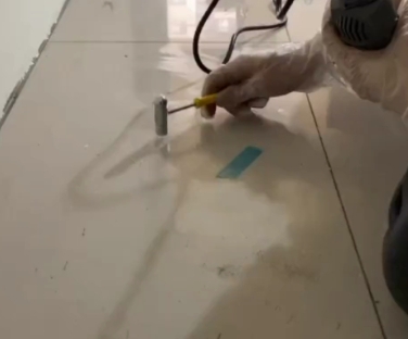 龙港瓷砖开裂维修公司专业分享瓷砖在铺贴前如果没有沥干水分，将会导致以下问题